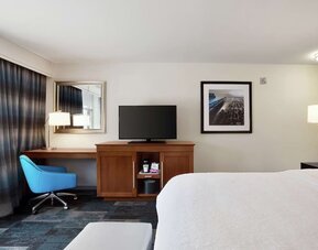 Day use room' workspace at Hampton Inn & Suites Rosemont Chicago O'Hare.