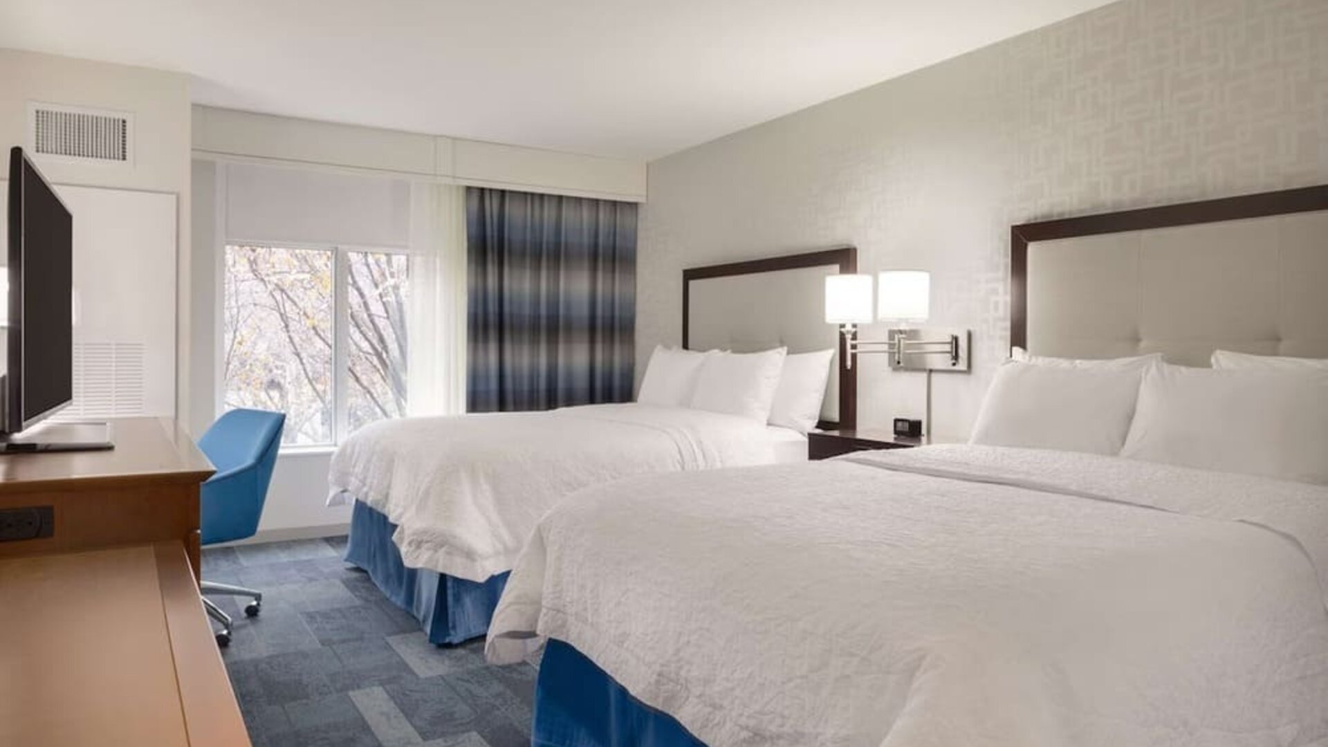 Day use twin room with work desk at Hampton Inn & Suites Rosemont Chicago O'Hare.