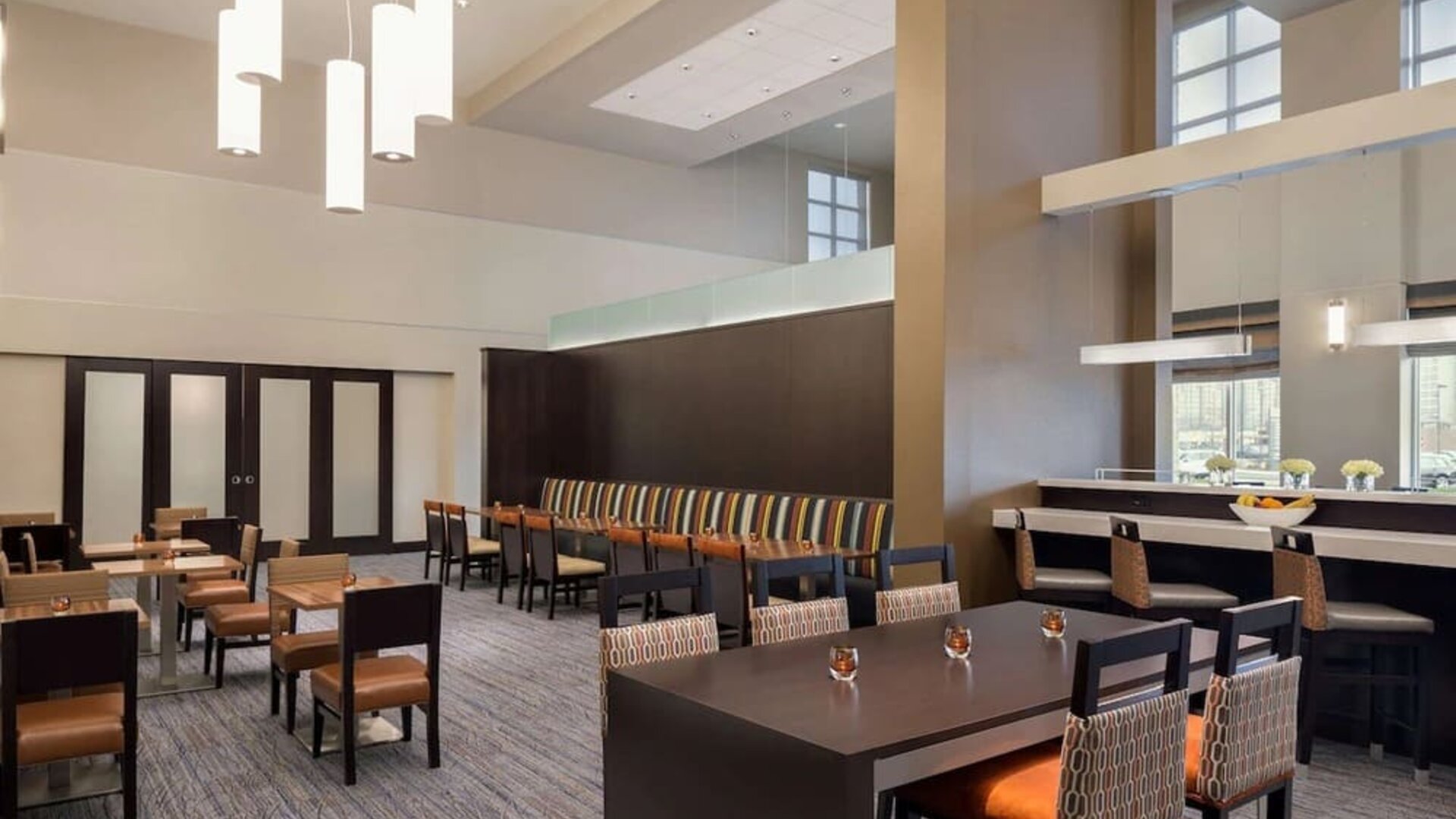 Dining area at Hampton Inn & Suites Rosemont Chicago O'Hare.
