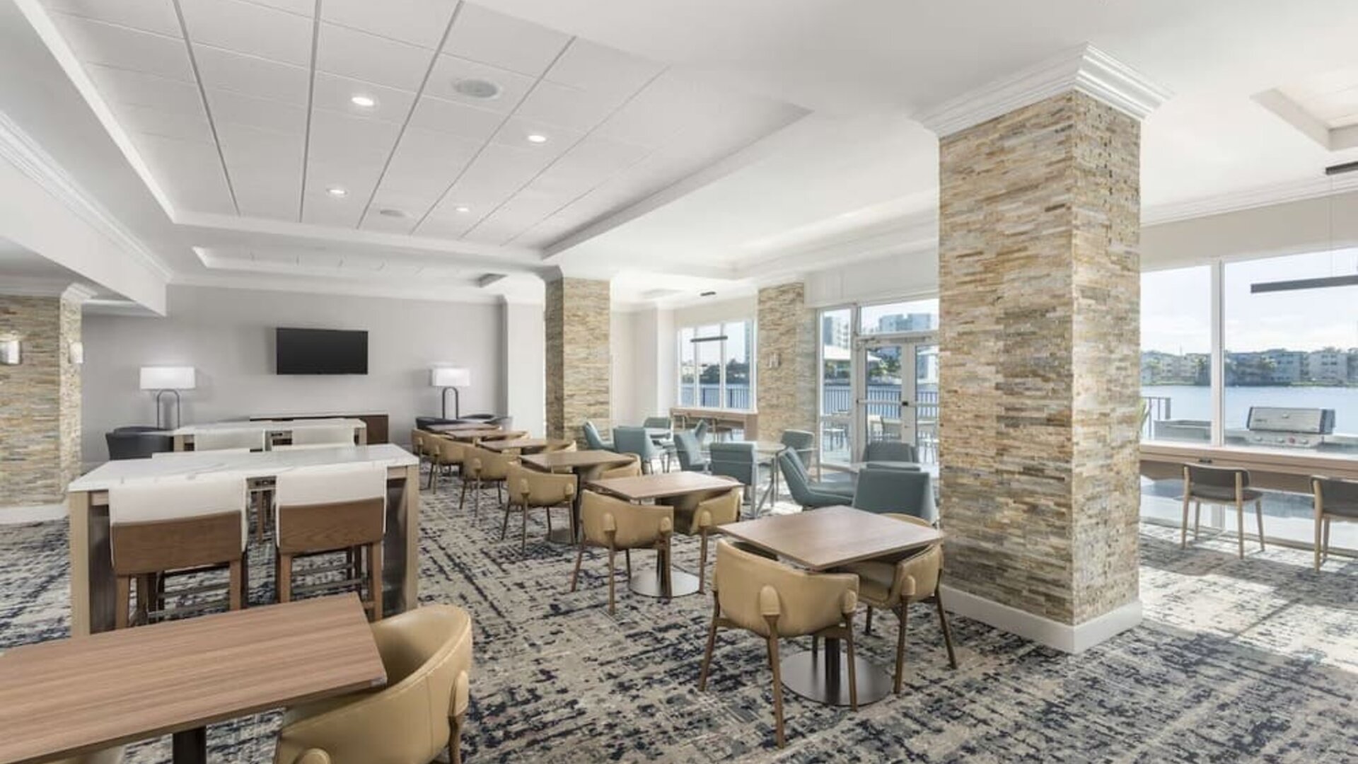 Dining area and coworking space at Homewood Suites By Hilton Miami Airport-Blue Lagoon.