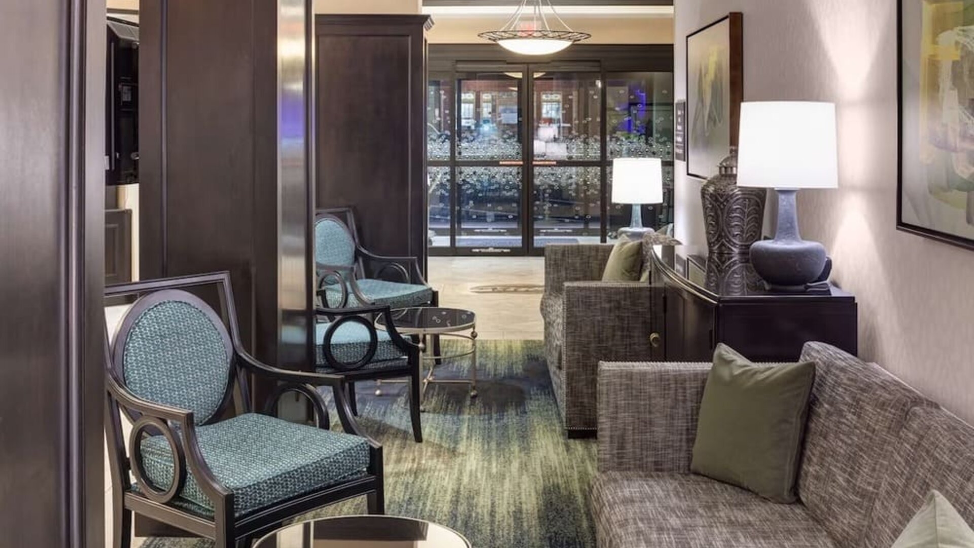 Lobby lounge at Hampton Inn & Suites Gainesville-Downtown.