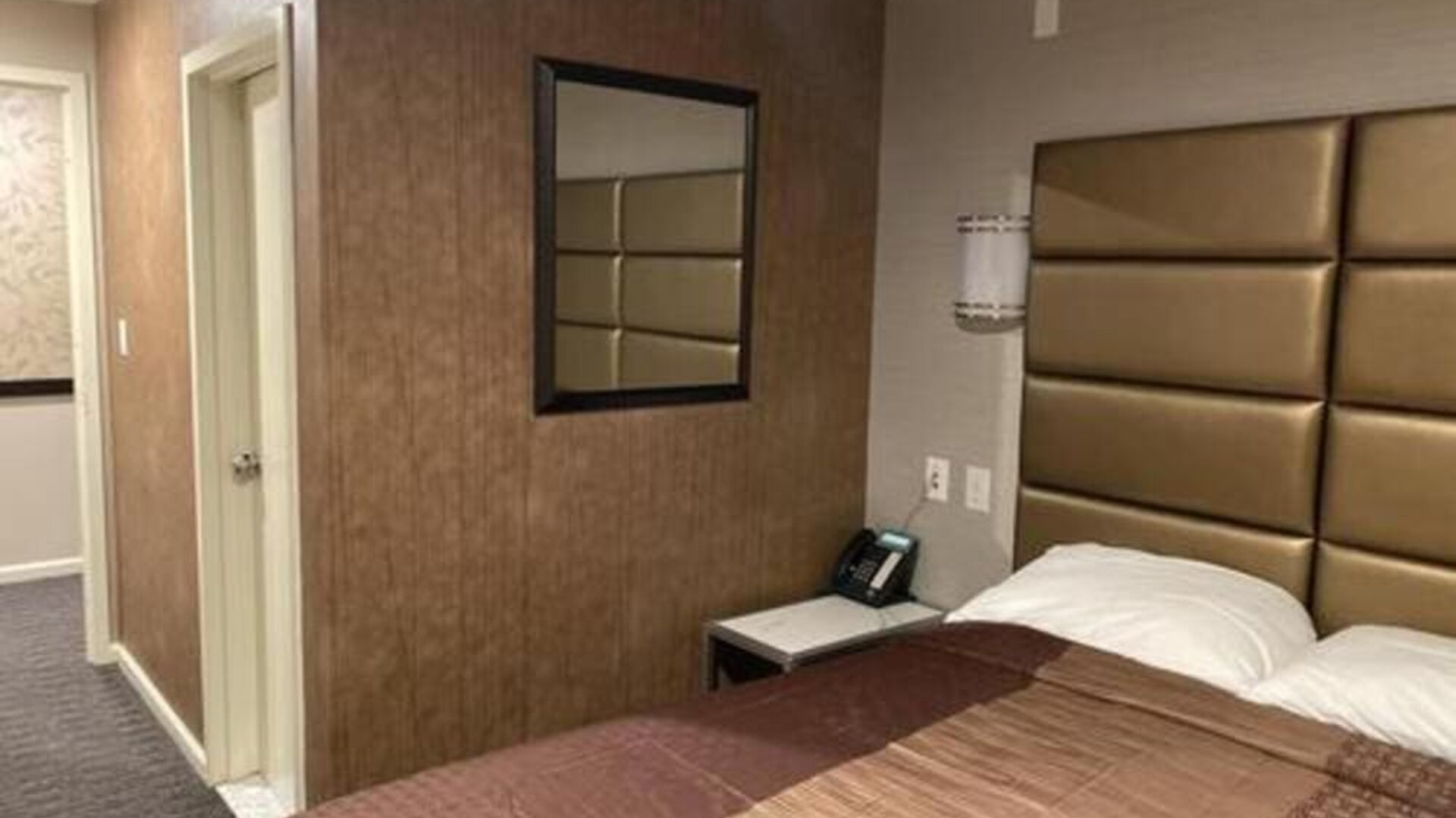 Cozy delux king room with private bathroom at Hotel Key.