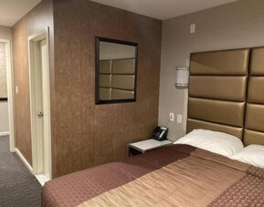 Cozy delux king room with private bathroom at Hotel Key.