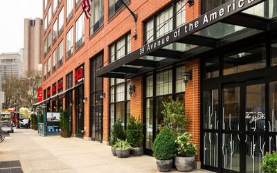 Entrance at Hilton Garden Inn New York/Tribeca.