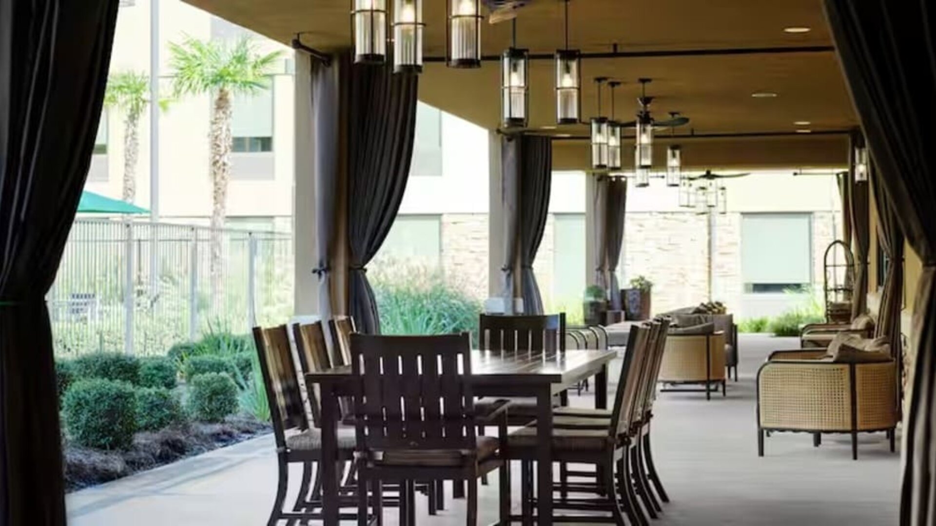 Outdoor seating at Hilton Garden Inn Shreveport Bossier City.