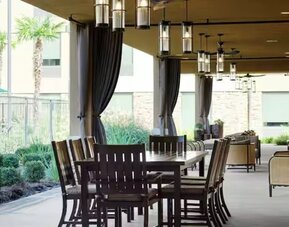 Outdoor seating at Hilton Garden Inn Shreveport Bossier City.