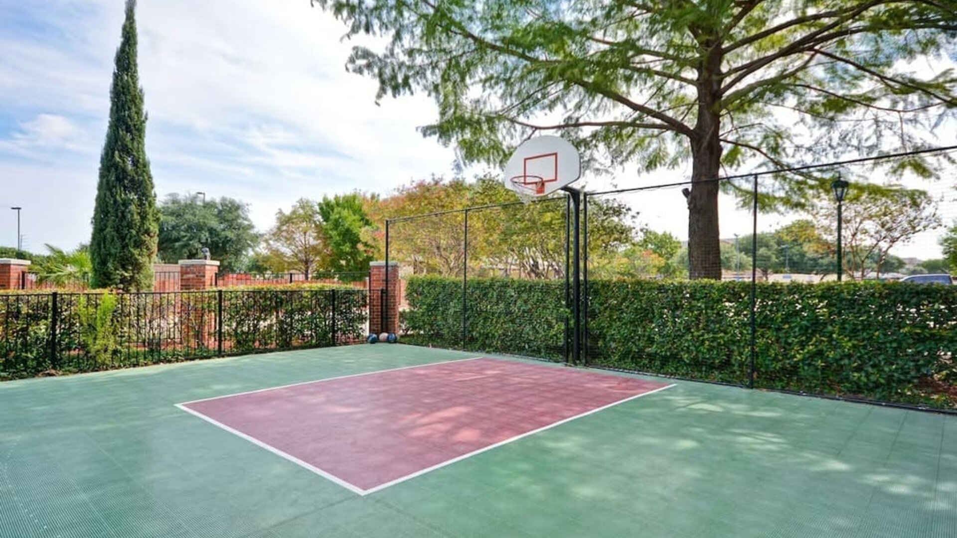 Sport court at Homewood Suites By Hilton Dallas-Lewisville.