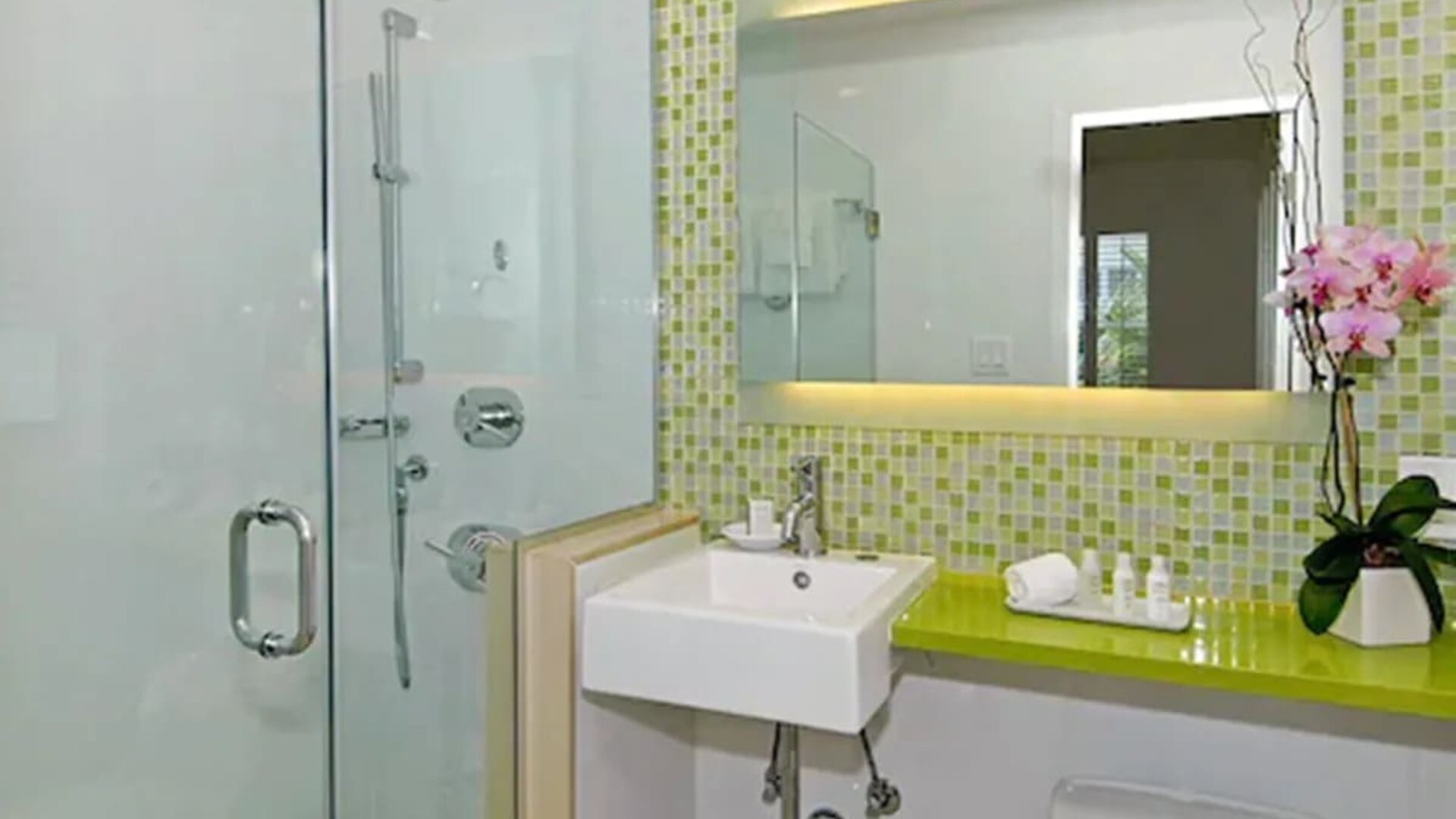 Private guest bathroom with shower and free toiletries at Circa 39 Hotel.