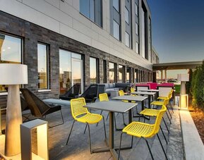 Outdoor seating at The Rose Hotel Chicago O’Hare, Tapestry Collection By Hilton.