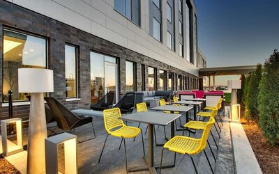 Outdoor seating at The Rose Hotel Chicago O’Hare, Tapestry Collection By Hilton.