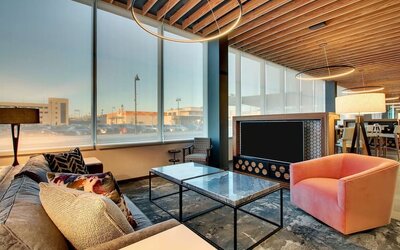 Lobby lounge area at The Rose Hotel Chicago O’Hare, Tapestry Collection By Hilton.