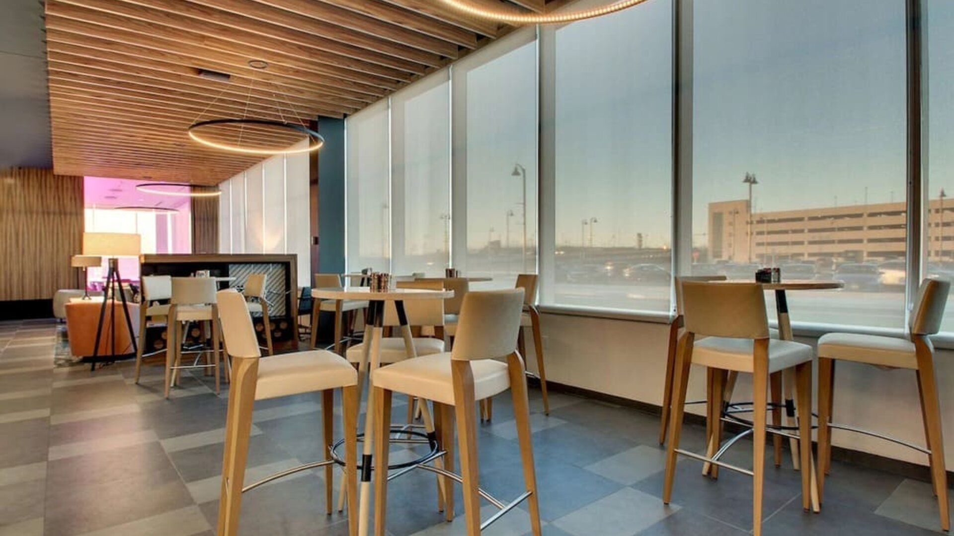 Lobby workspace at The Rose Hotel Chicago O’Hare, Tapestry Collection By Hilton.