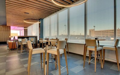 Lobby workspace at The Rose Hotel Chicago O’Hare, Tapestry Collection By Hilton.