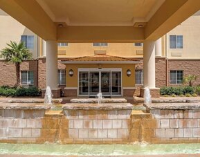 Beautiful entrance at Comfort Suites Alexandria, LA