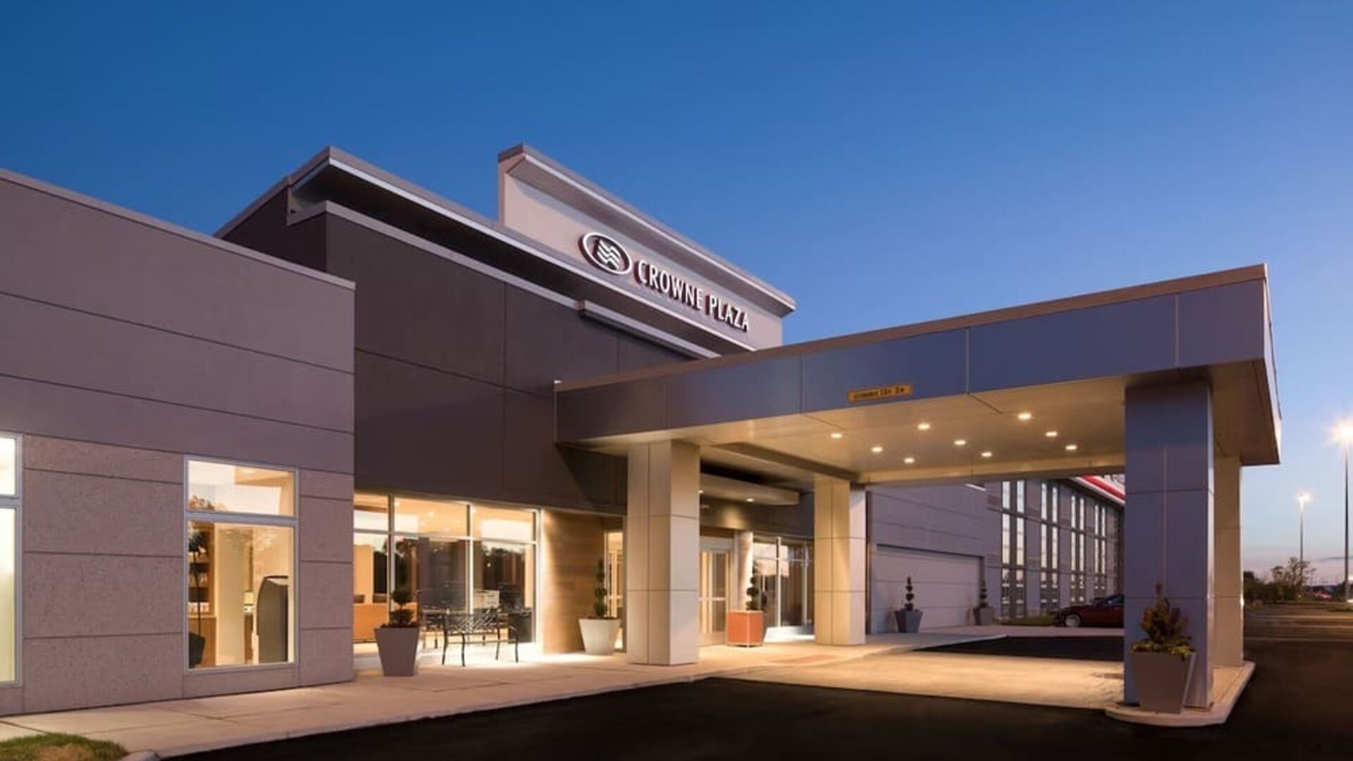 Hotel exterior and parking at Crowne Plaza Chicago SW.