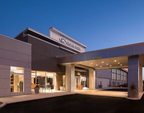 Hotel exterior and parking at Crowne Plaza Chicago SW.