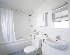 Guest bathroom at Thistle Bloomsbury Park.