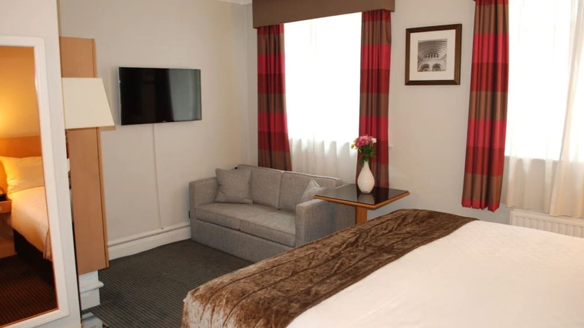 King bed at Thistle Bloomsbury Park.