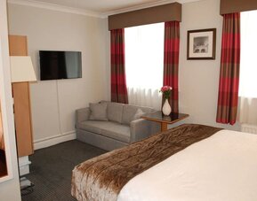 King bed at Thistle Bloomsbury Park.