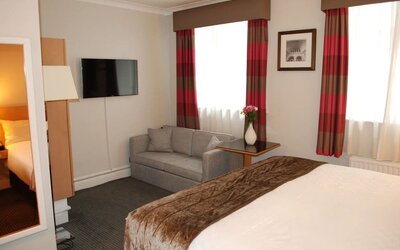 King bed at Thistle Bloomsbury Park.