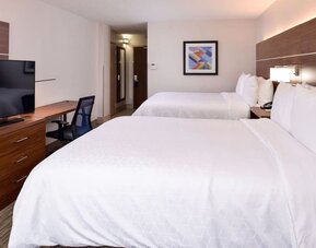 Day use twin room with work desk at Holiday Inn Express Towson Baltimore North.