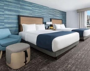 Bright and spacious day use twin room at Hotel Caza.