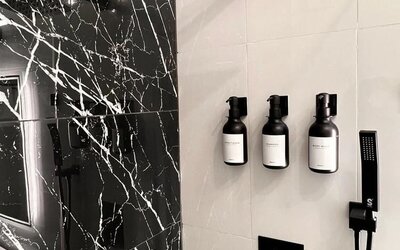 Day room with shower at The Irish Inn Boutique Hotel.