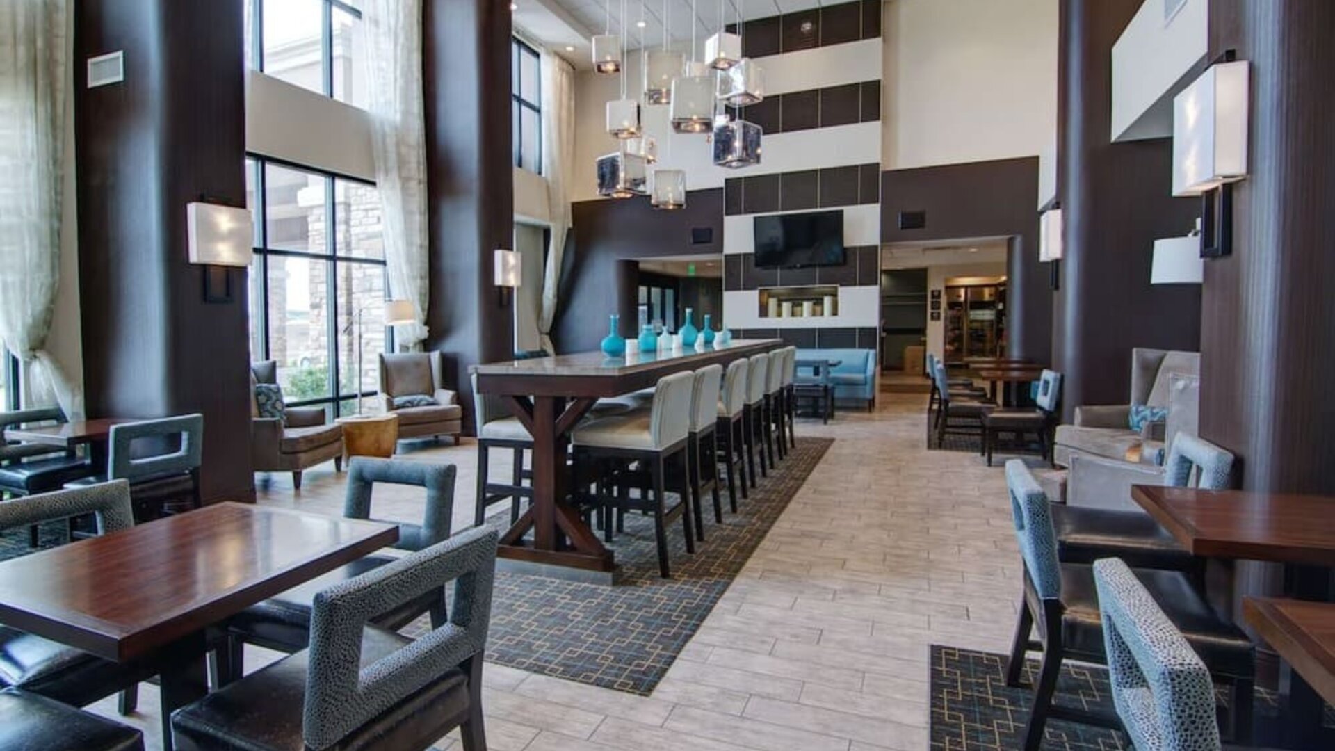 Dining area with comfortable seating, perfect for coworking at Hampton Inn & Suites Trophy Club - Fort Worth North, TX.