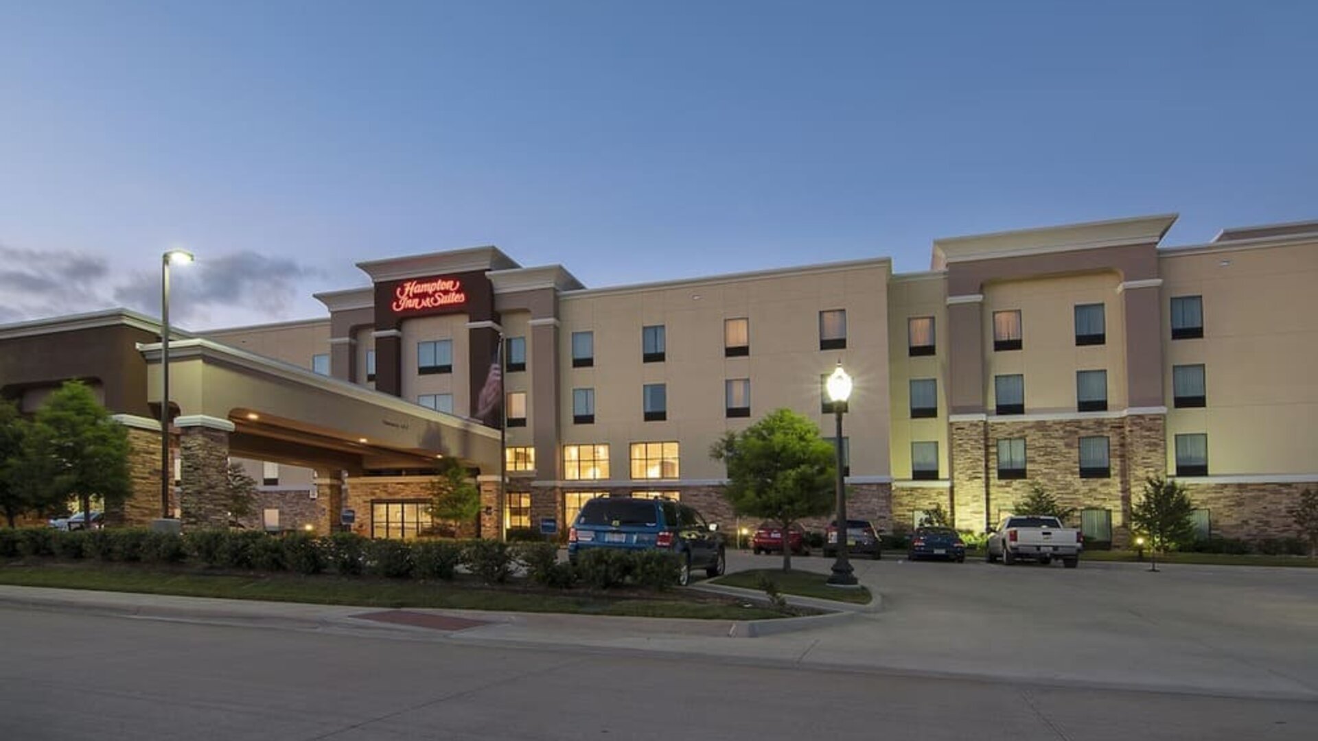 Hotel exterior and parking area at Hampton Inn & Suites Trophy Club - Fort Worth North, TX.
