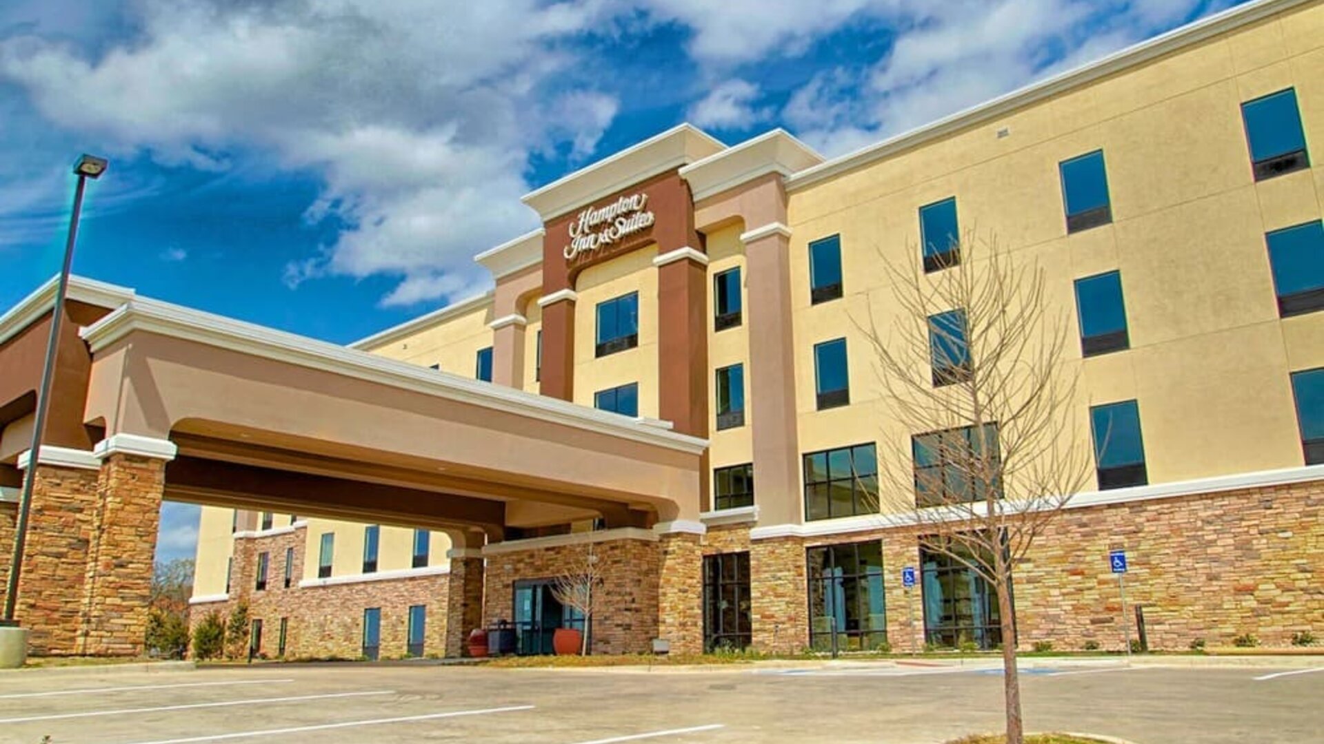 Hotel entrance and parking area at Hampton Inn & Suites Trophy Club - Fort Worth North, TX.