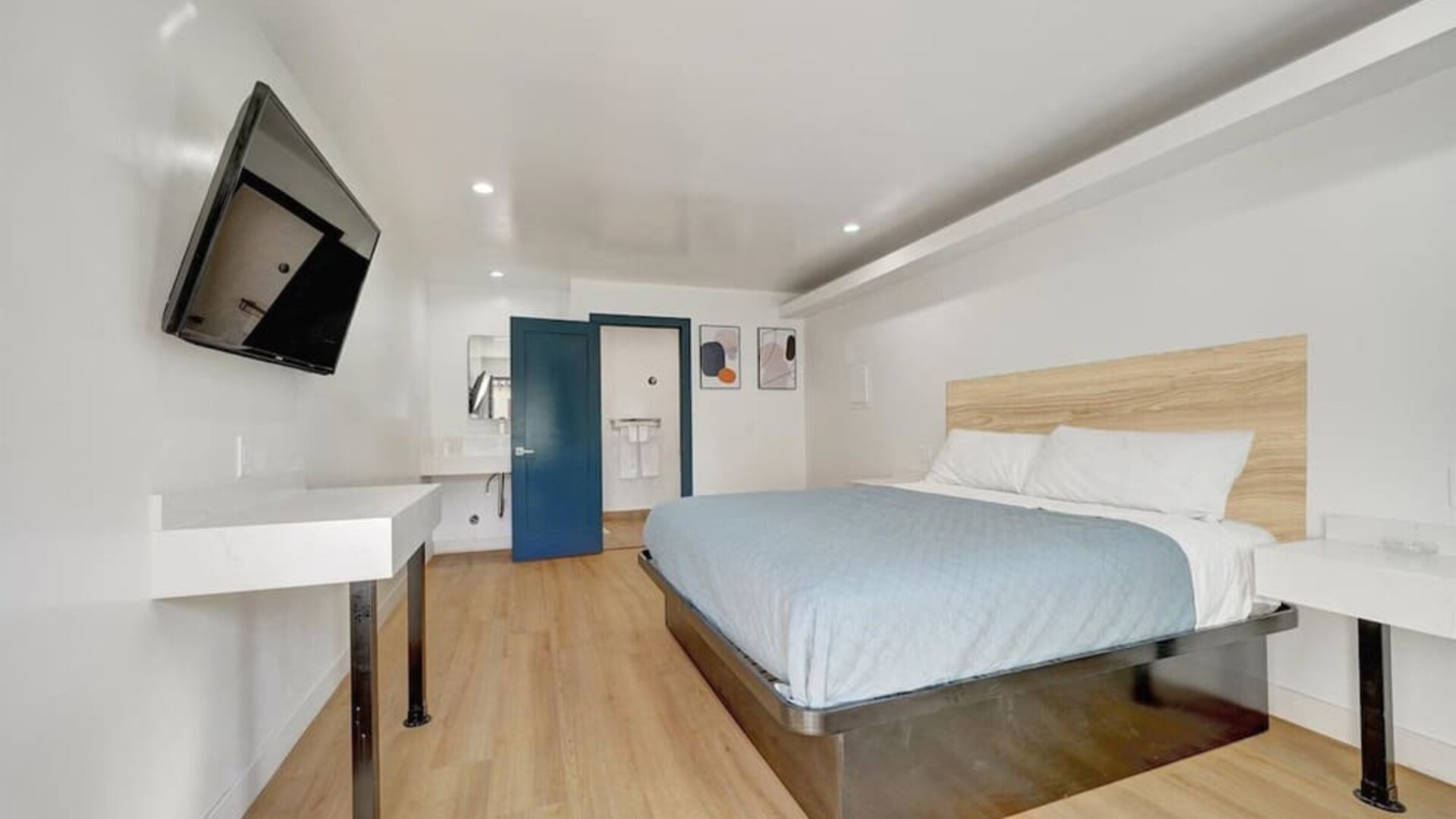 Day room with TV at Casablanca Inn.