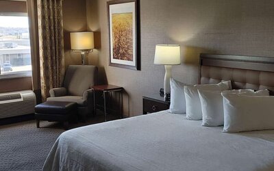 King bed at Wyndham Omaha.