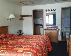 Day use room with kitchen and private bathroom at Milwaukie Inn Portland South.