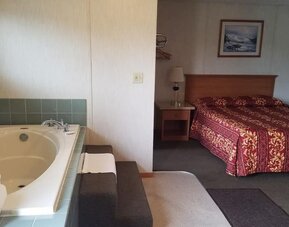 Day use room with bathtub at Milwaukie Inn Portland South.