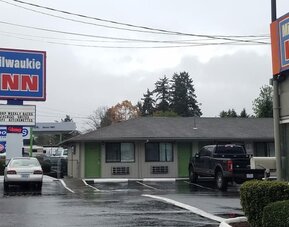 Parking area at Milwaukie Inn Portland South.