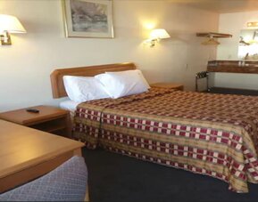 Day use room with dining table at Milwaukie Inn Portland South.
