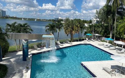 Refreshing outdoor pool with an amazing view of the lake at Pullman Miami Airport.