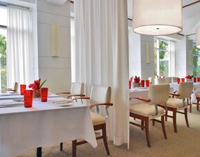 Dining area with natural light perfect for coworking at Pullman Miami Airport.