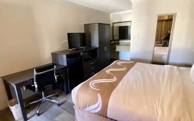 King room with work space at Hibiscus Inn & Suites.