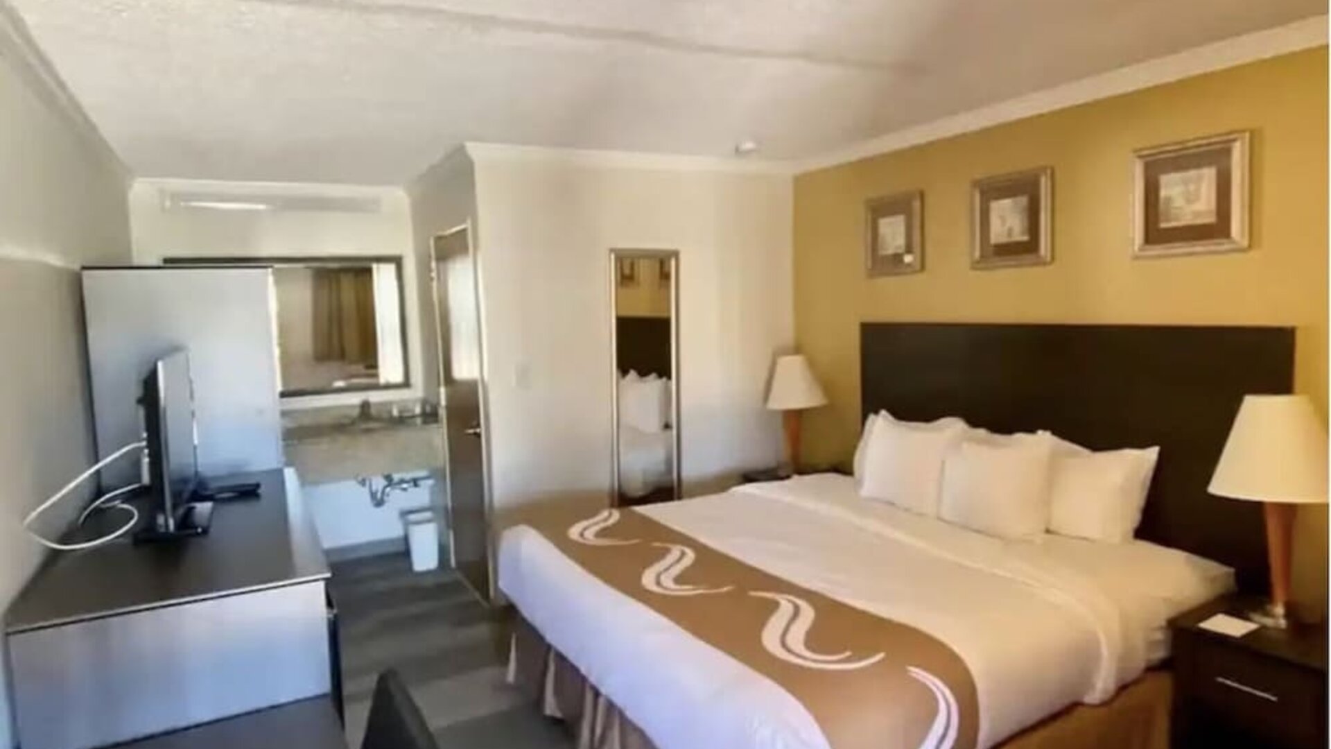 King room with TV at Hibiscus Inn & Suites.