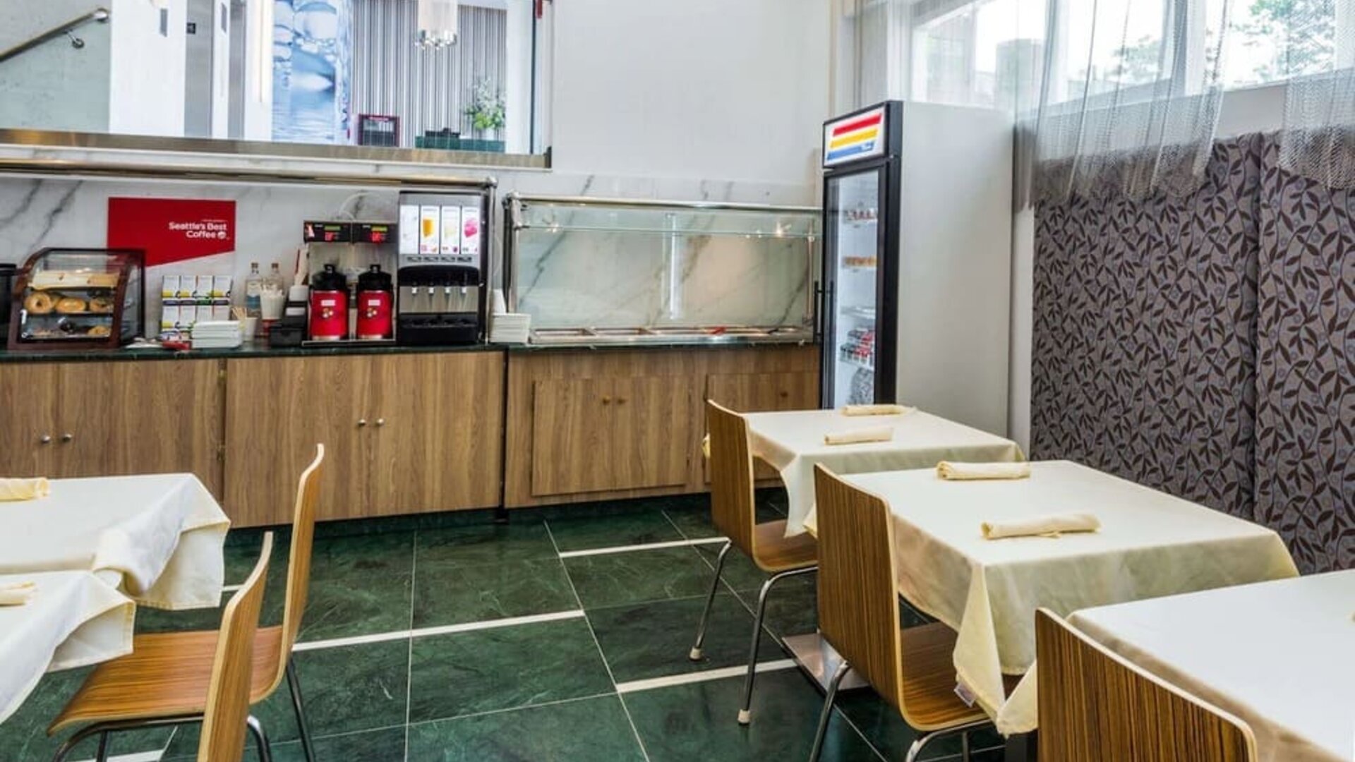 On-site restaurant with comfortable seating at Wyndham Garden Brooklyn Sunset Park.