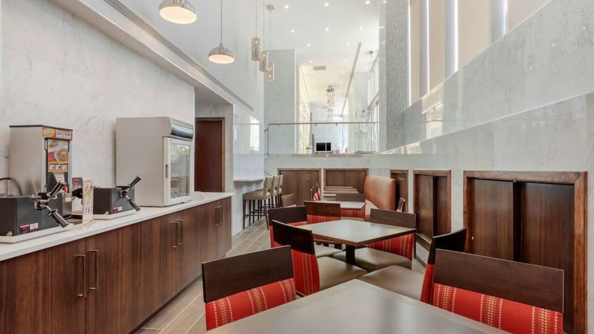 Dining area at Comfort Inn Prospect Park-Brooklyn.