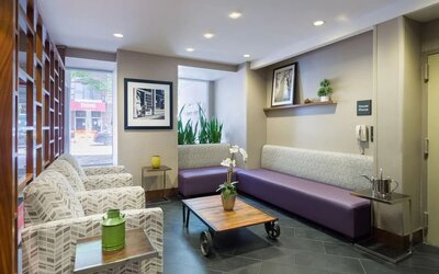 Lounge seating at Hampton Inn Manhattan Chelsea.