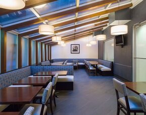 Dining area with comfortable seating at Hampton Inn Manhattan Chelsea.