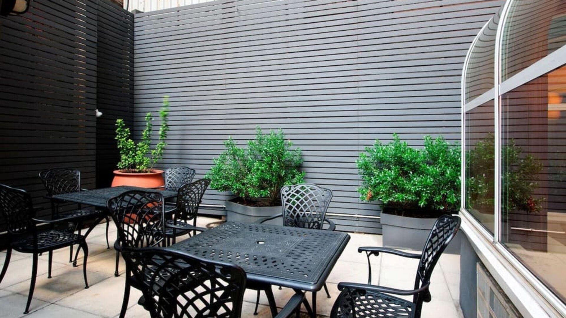 Outdoor seating at Hampton Inn Manhattan - Madison Square Garden.