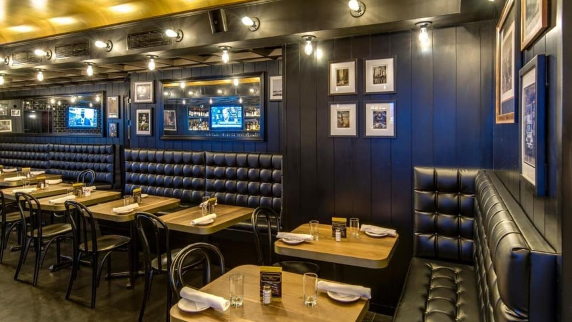 On-site restaurant with comfortable seating, perfect for coworking at Hotel Shocard NYC.