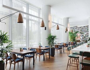 On-site restaurant with comfortable seating at Graduate New York.