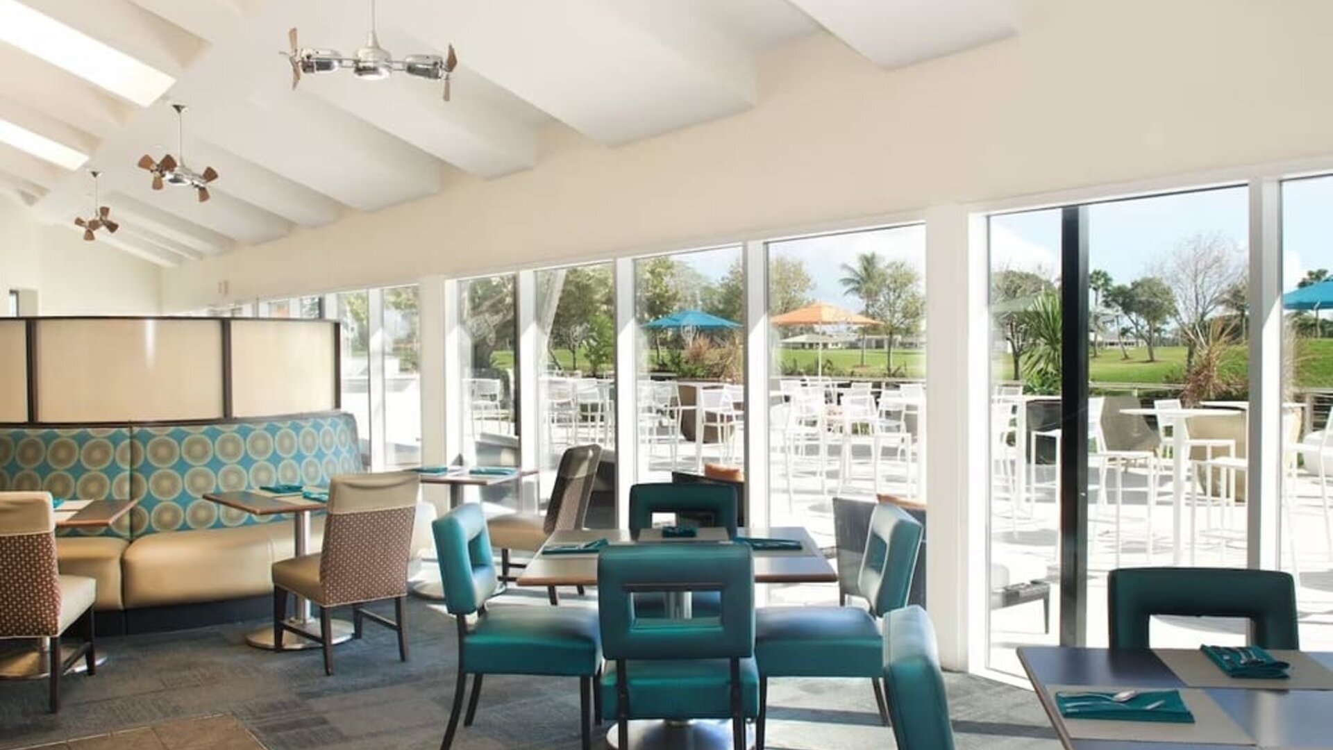 On-site restaurant with comfortable seating, perfect for co-working at Sheraton Miami Airport Hotel.