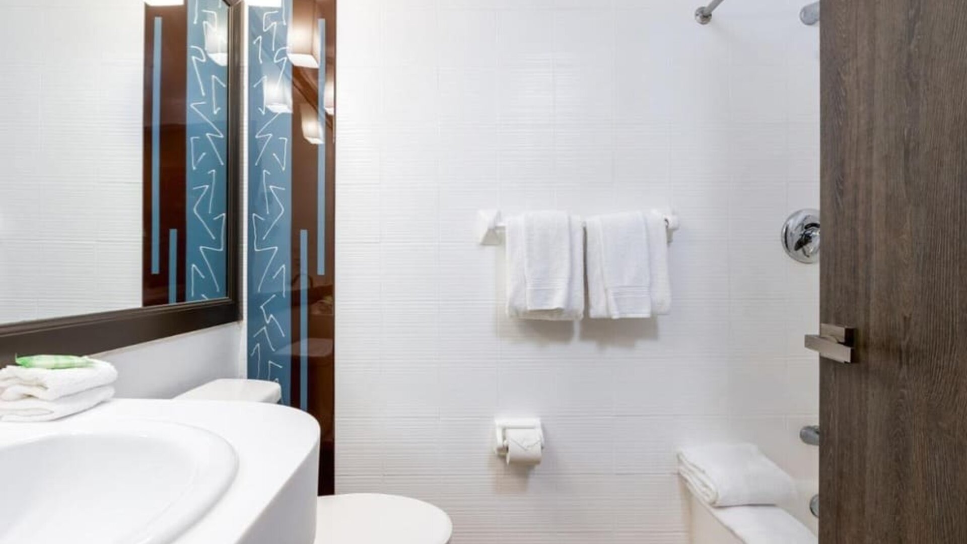 Private guest bathroom with combined shower and tub at Regency Miami Airport By Sonesta.