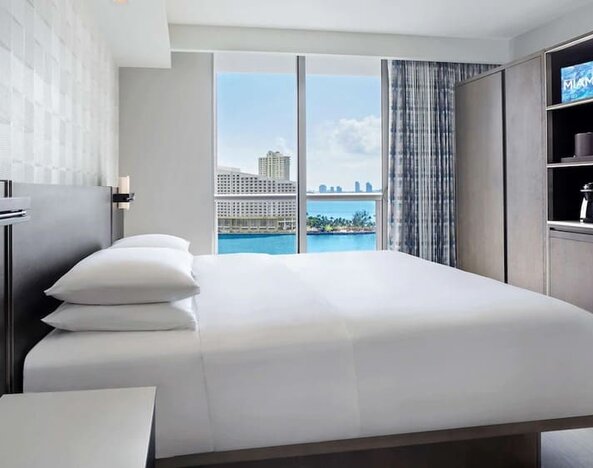 Standard room with king bed, balcony and private bathroom at Hyatt Centric Brickell Miami.